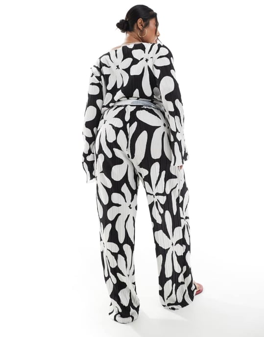 Vero Moda Curve high waist wide leg plisse trouser in monochrome floral print - Image 4