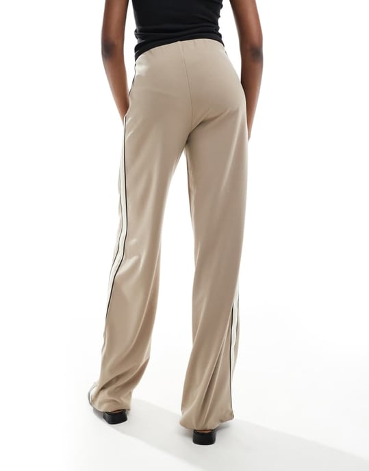 Vero Moda Tall loose pull on trousers with side stripe in fossil - Image 3