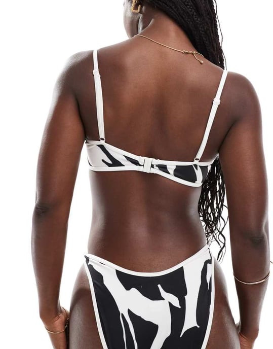 ASOS DESIGN kontrastkantad dold bygelcropp bikini i mono abstrakt - Image 4