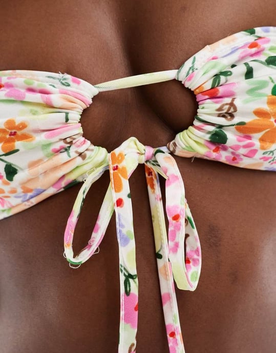 ASOS DESIGN bandeau bikiniöverdel med utskärning i blommig skissprint - Image 3