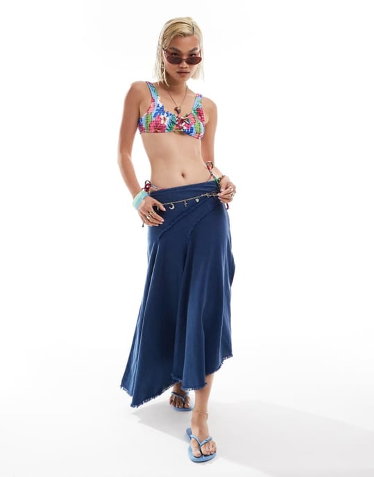 Återvunnen vintagecrinklad bikiniöverdel med korslagd knytning framtill i blått blommönster - Image 3