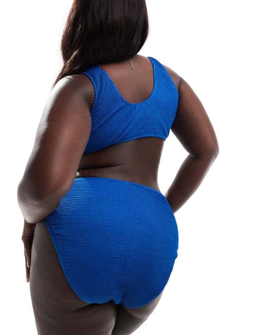In The Style Plus exklusiv rynkad twist-fram bikinitopp co-ord i koboltblått - Image 3