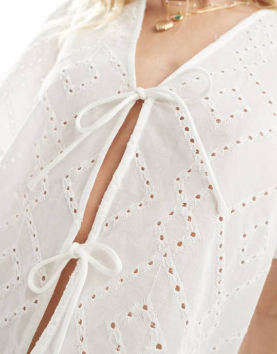 Bara blus med broderidetalj och knytning fram i vitt - Image 2