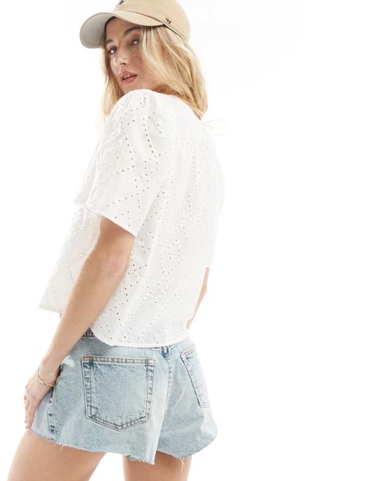 Bara blus med broderidetalj och knytning fram i vitt - Image 3
