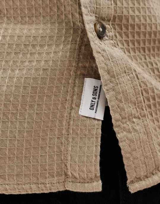 ONLY & SONS våffeltexturerad långärmad skjorta i ljusbrun - Image 2