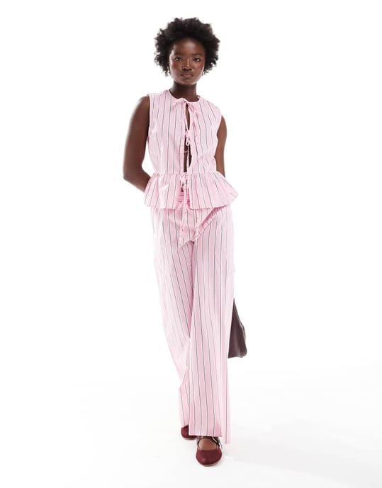 ASOS DESIGN bomullspoplin knyt-fram väst i rosa rand - Image 3