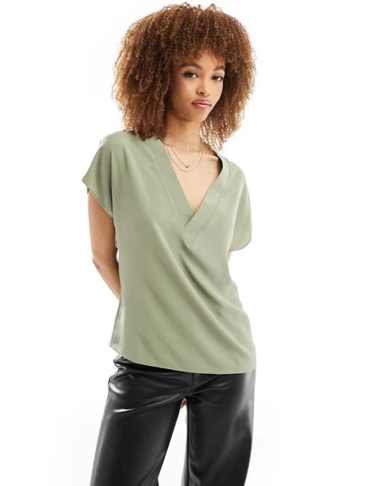 ASOS DESIGN V-ringad kortärmad topp i ljus khaki - Image 1