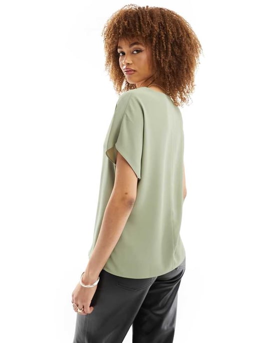ASOS DESIGN V-ringad kortärmad topp i ljus khaki - Image 2
