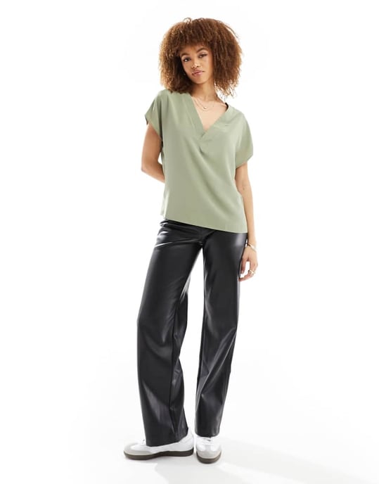 ASOS DESIGN V-ringad kortärmad topp i ljus khaki - Image 4