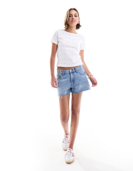 ASOS DESIGN broderad baby t-shirt i vitt - Image 2