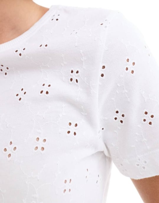 ASOS DESIGN broderad baby t-shirt i vitt - Image 3