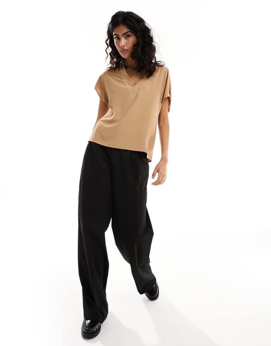 ASOS DESIGN V-ringad kortärmad topp i latte - Image 2