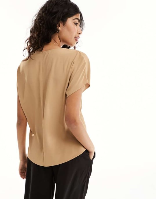 ASOS DESIGN V-ringad kortärmad topp i latte - Image 3