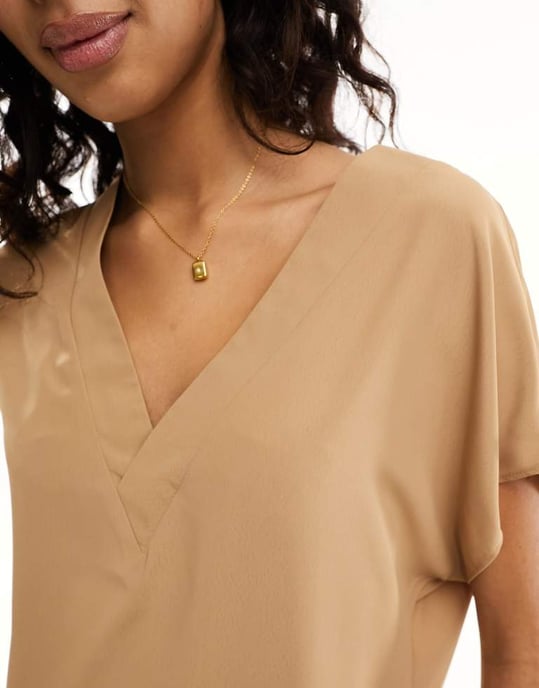 ASOS DESIGN V-ringad kortärmad topp i latte - Image 4