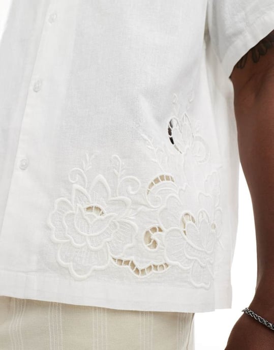 ASOS DESIGN kortärmad avslappnad skjorta med blommönster i vitt - Image 2