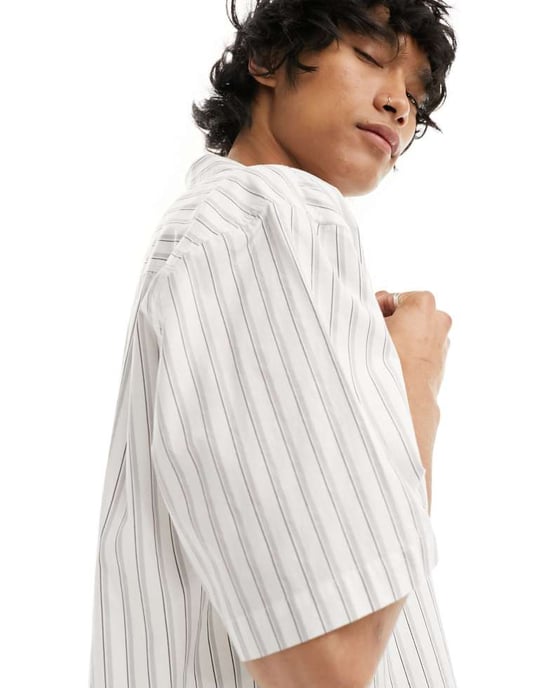 COLLUSION oversized poplin reversibel kortärmad skjorta i grå ränder - Image 2