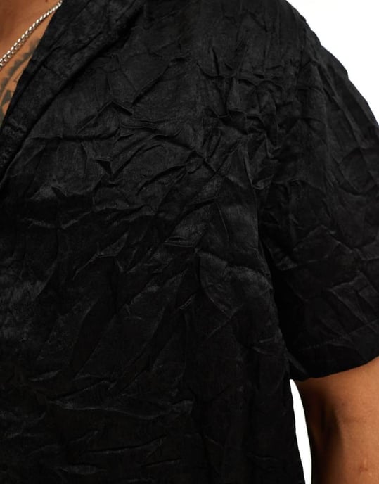 ASOS DESIGN kortärmad avslappnad skjorta med djup revär i svart satin - Image 2