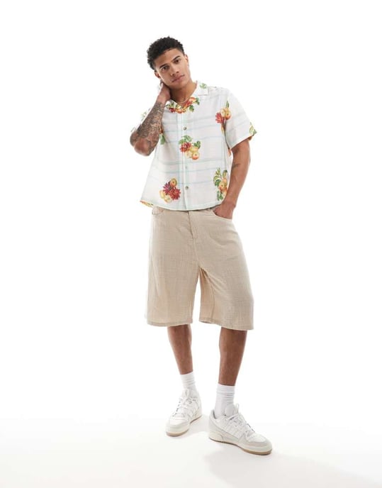 ASOS DESIGN boxy avslappnad skjorta med krage och rutigt och fruktmönster i vitt - VIT - Image 3