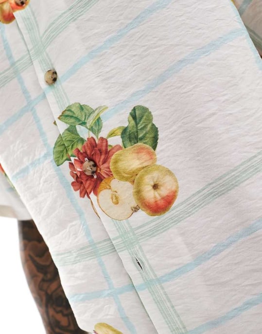 ASOS DESIGN boxy avslappnad skjorta med krage och rutigt och fruktmönster i vitt - VIT - Image 4