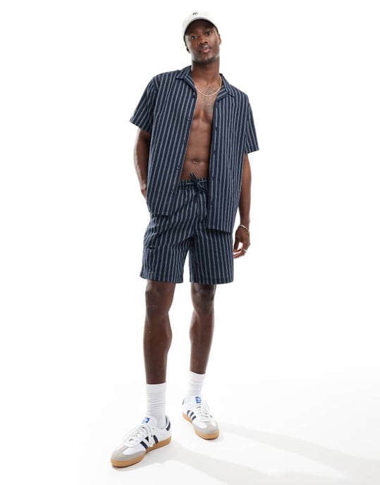 Jack & Jones koordinerad skjorta med revärkrage i seersucker med marinrand - Image 2