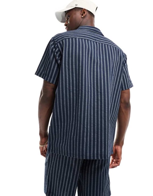 Jack & Jones koordinerad skjorta med revärkrage i seersucker med marinrand - Image 4