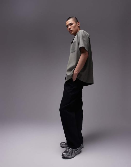 Topman kortärmad regular fit revere plisserad skjorta i khaki - Image 2