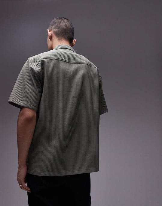 Topman kortärmad regular fit revere plisserad skjorta i khaki - Image 3