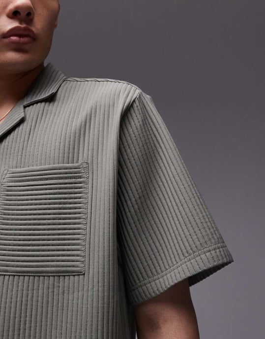 Topman kortärmad regular fit revere plisserad skjorta i khaki - Image 4