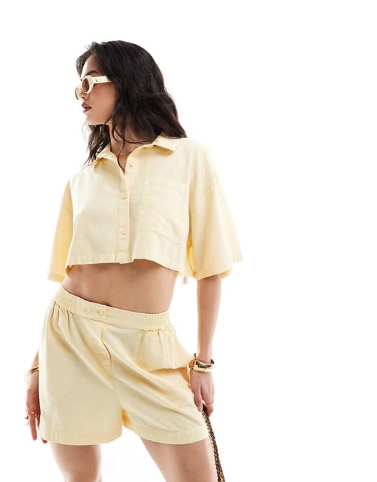 ASOS DESIGN kortärmad skjorta i tvättad smörmjölk med linne set - Image 1
