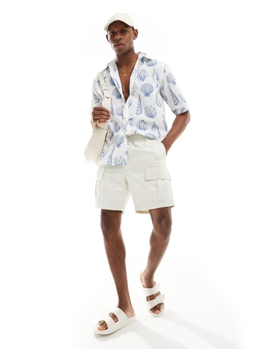 ONLY & SONS avslappnad passform skjorta med skaldjursprint i off-white - Image 2
