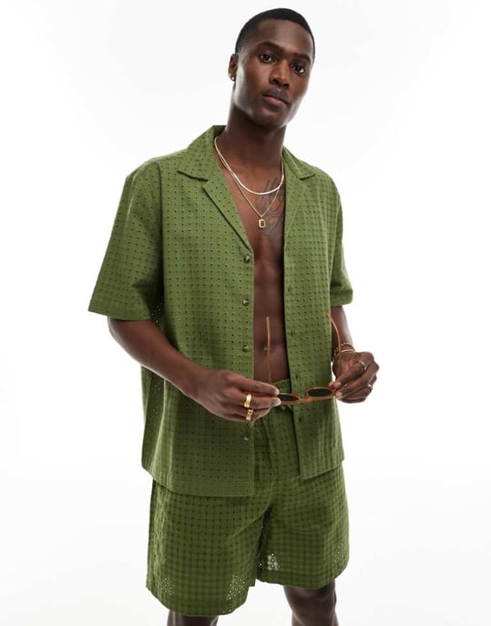 ASOS DESIGN koord kortärmad avslappnad passform skjorta med omvänd krage i broderi i khakigrön - Image 1