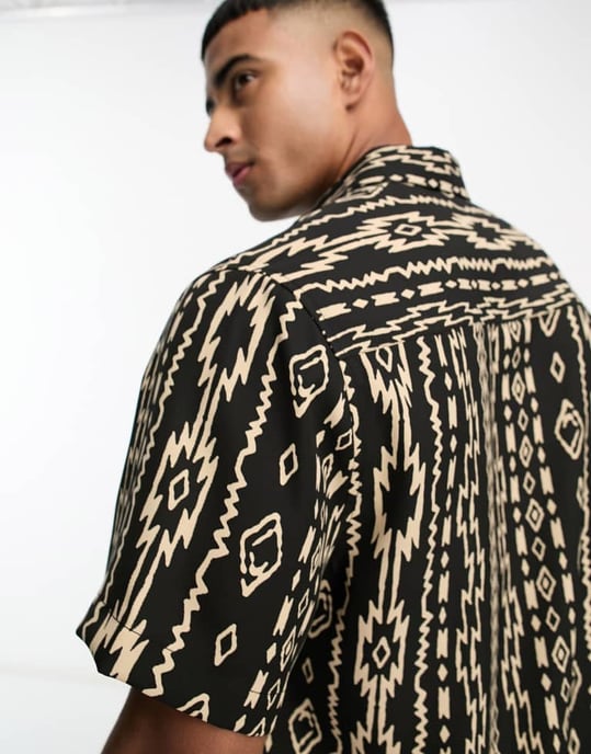 ASOS DESIGN avslappnad skjorta i svart aztekisk mönster - Image 2
