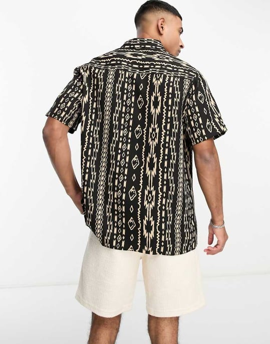 ASOS DESIGN avslappnad skjorta i svart aztekisk mönster - Image 4