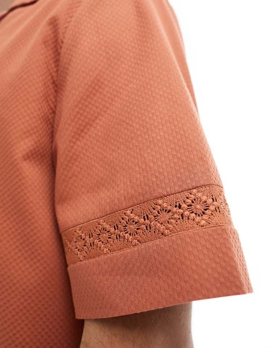 ASOS DESIGN avslappnad krage texturerad skjorta i orange - Image 4