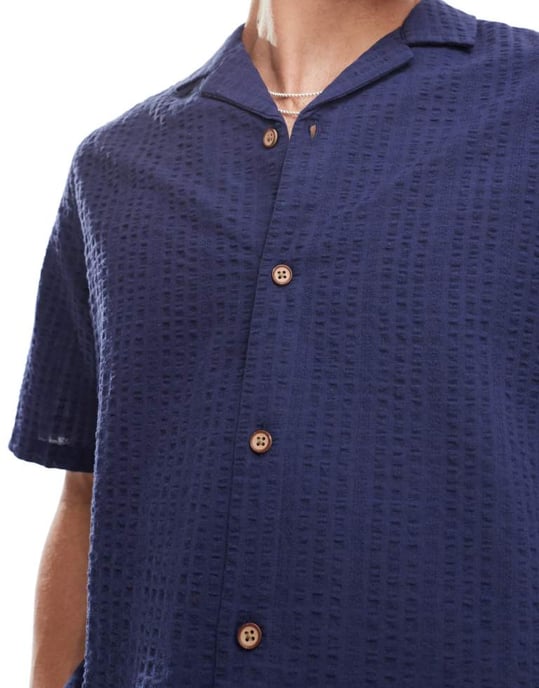 ASOS DESIGN koord 90-tals oversized kortärmad skjorta i seersucker-textur i marinblå - Image 3