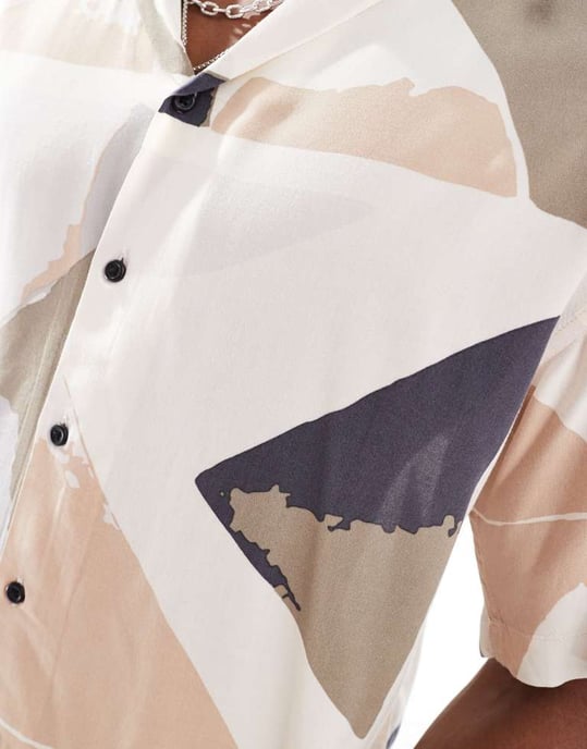Jack & Jones skjorta med rever och geometriskt tryck i grått - Image 3