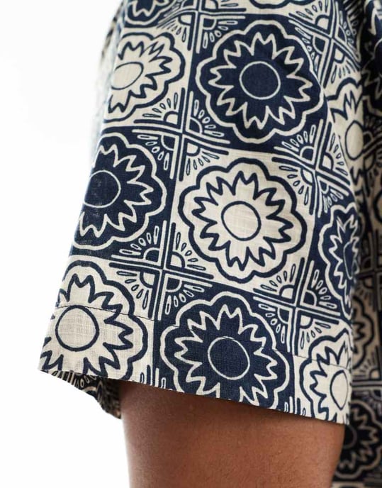 ASOS DESIGN avslappnad kragblus i linneliknande tyg med marinblå geo-tile-mönster - Image 2