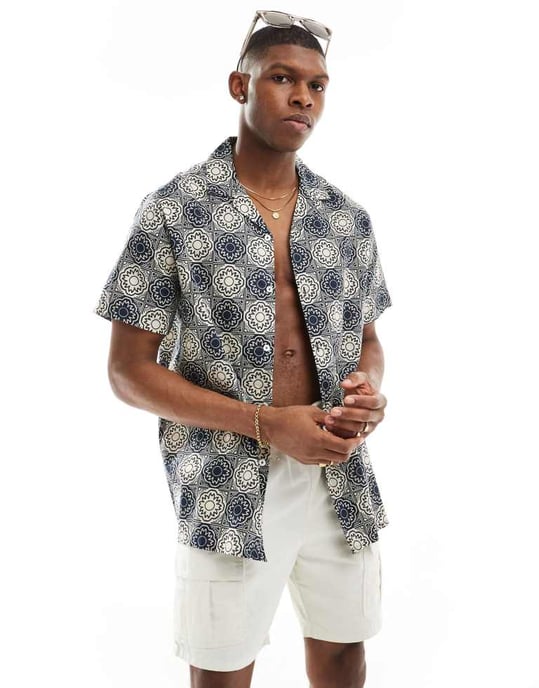 ASOS DESIGN avslappnad kragblus i linneliknande tyg med marinblå geo-tile-mönster - Image 3