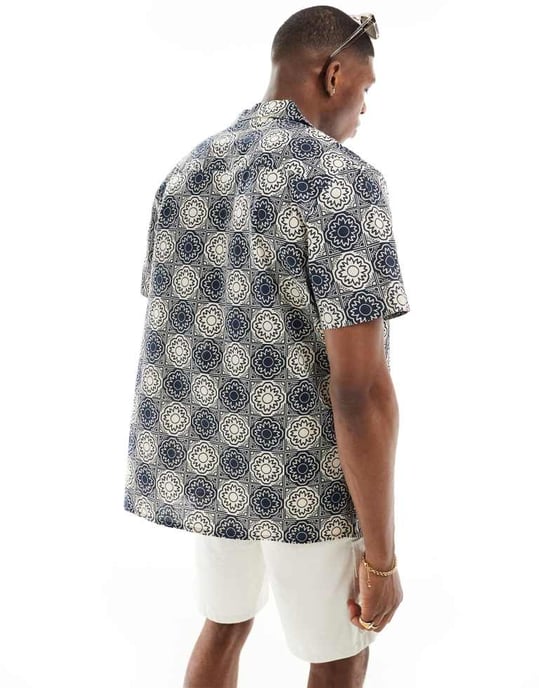 ASOS DESIGN avslappnad kragblus i linneliknande tyg med marinblå geo-tile-mönster - Image 4