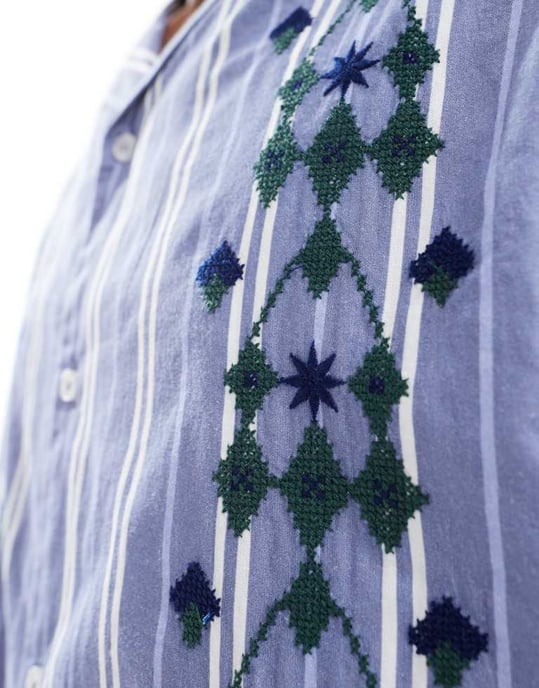 ASOS DESIGN avslappnad skjorta med slag och randig design med placerad geometrisk brodyr - Image 2