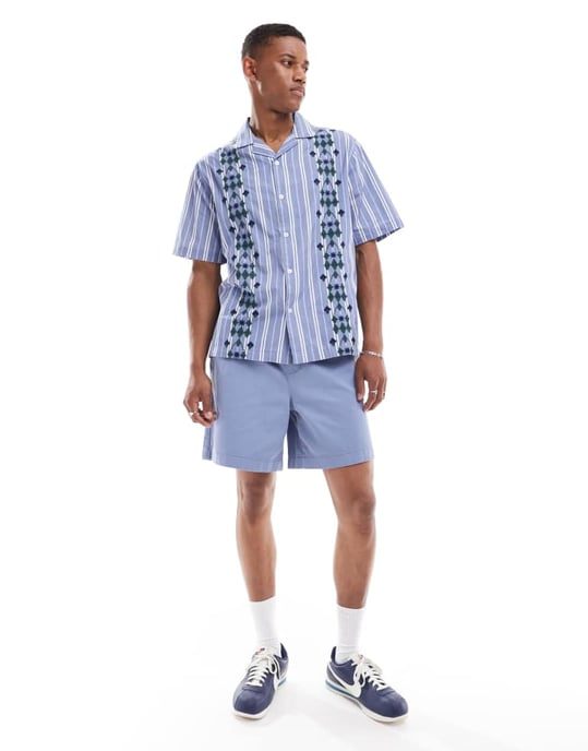 ASOS DESIGN avslappnad skjorta med slag och randig design med placerad geometrisk brodyr - Image 3