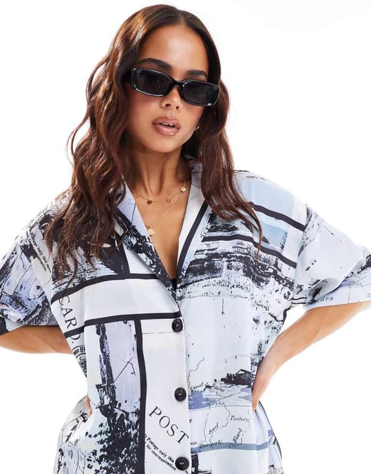 ASOS DESIGN satin revere co-ord skjorta i tidningstryck - Image 4