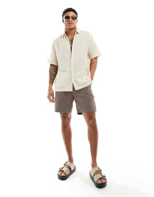 ASOS DESIGN avslappnad texturerad skjorta med fickor i sand - Image 2