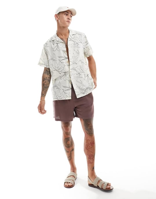 ASOS DESIGN avslappnad skjorta med uppvikt krage i linjetecknad liljemönster i ecru - Image 3