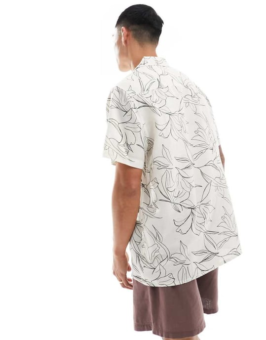 ASOS DESIGN avslappnad skjorta med uppvikt krage i linjetecknad liljemönster i ecru - Image 4