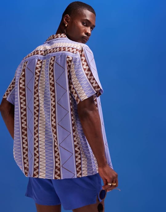ASOS DESIGN avslappnad revere strandshirt i zigzagrutigt mönster i lila - Image 4