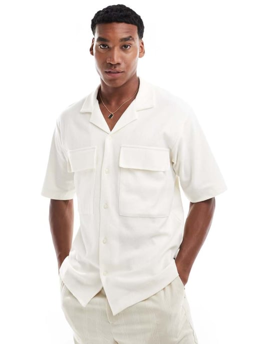 Jack & Jones Premium oversized texturerad skjorta med praktiska fickor i ecru - Image 2