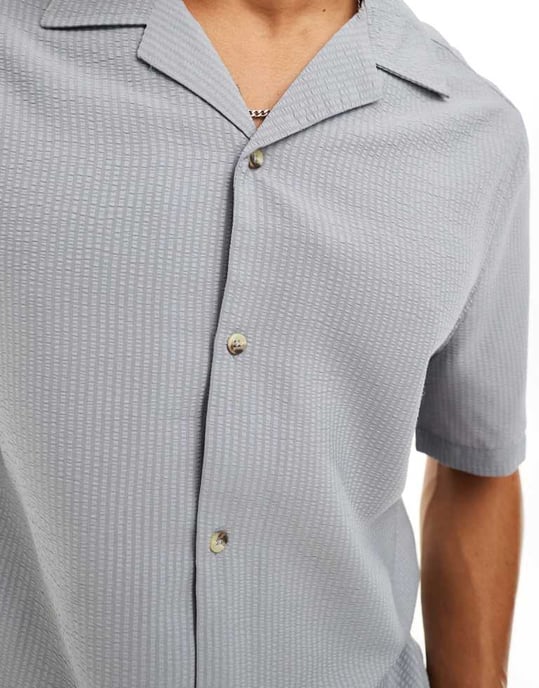 ASOS DESIGN kortärmad avslappnad passform skjorta med omvänd krage i texturerad i dammig blå - Image 2