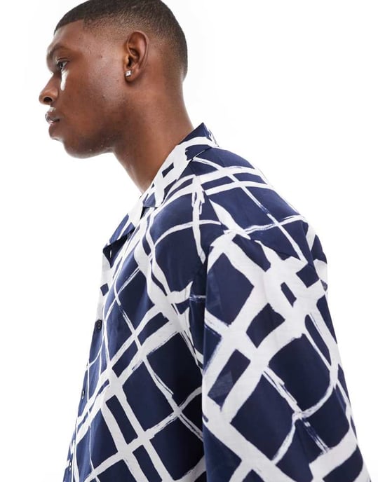 ASOS DESIGN oversized skjorta med krage i navy med penselsträck-mönster - Image 3