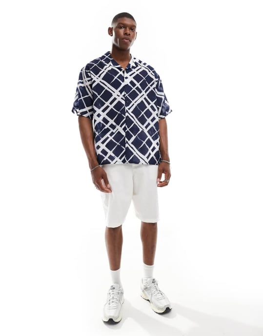 ASOS DESIGN oversized skjorta med krage i navy med penselsträck-mönster - Image 4